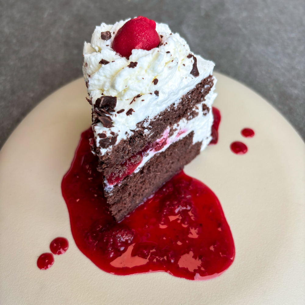 Gâteau Forest Noir Fraises & Cerises